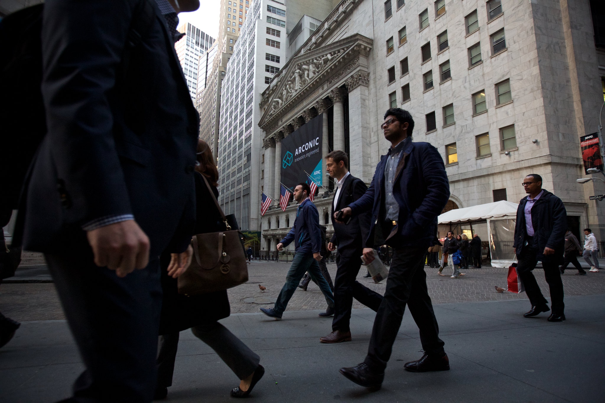 Thu nhap tren 42.000 USD/nam moi duoc coi la trung luu o My hinh anh