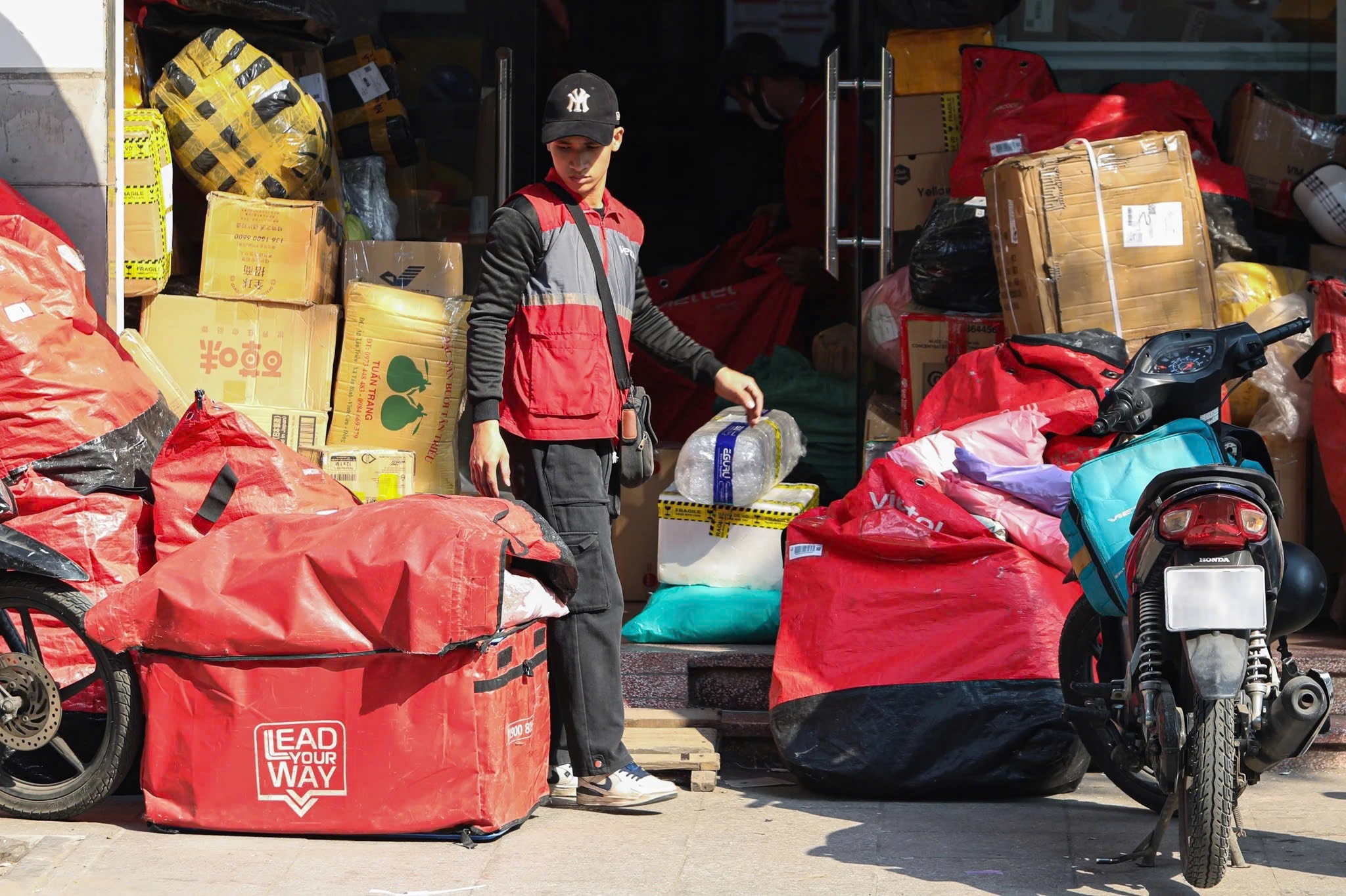 Shipper gia nam ro thong tin don hang, Viettel Post, VNPost noi gi? hinh anh