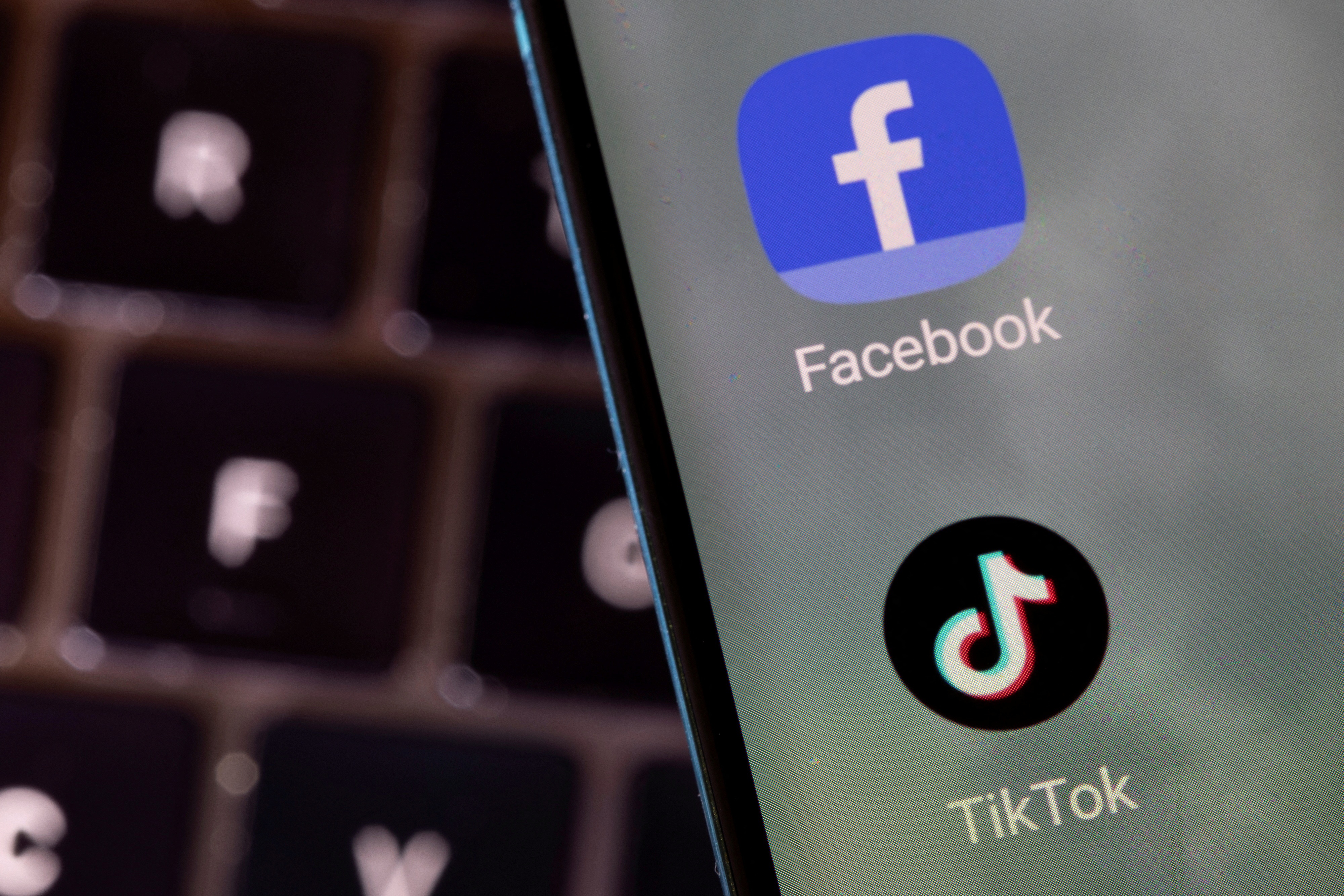 Facebook, Google, Apple nop gan 1.800 ty dong thue dau nam hinh anh