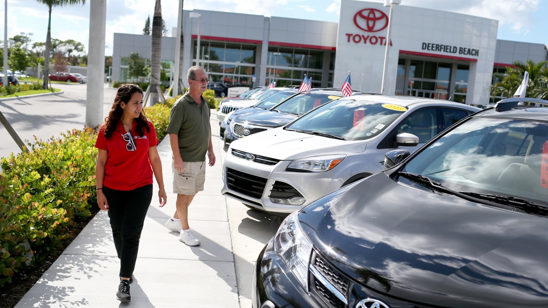 So huu oto moi ngay cang dat do o My hinh anh