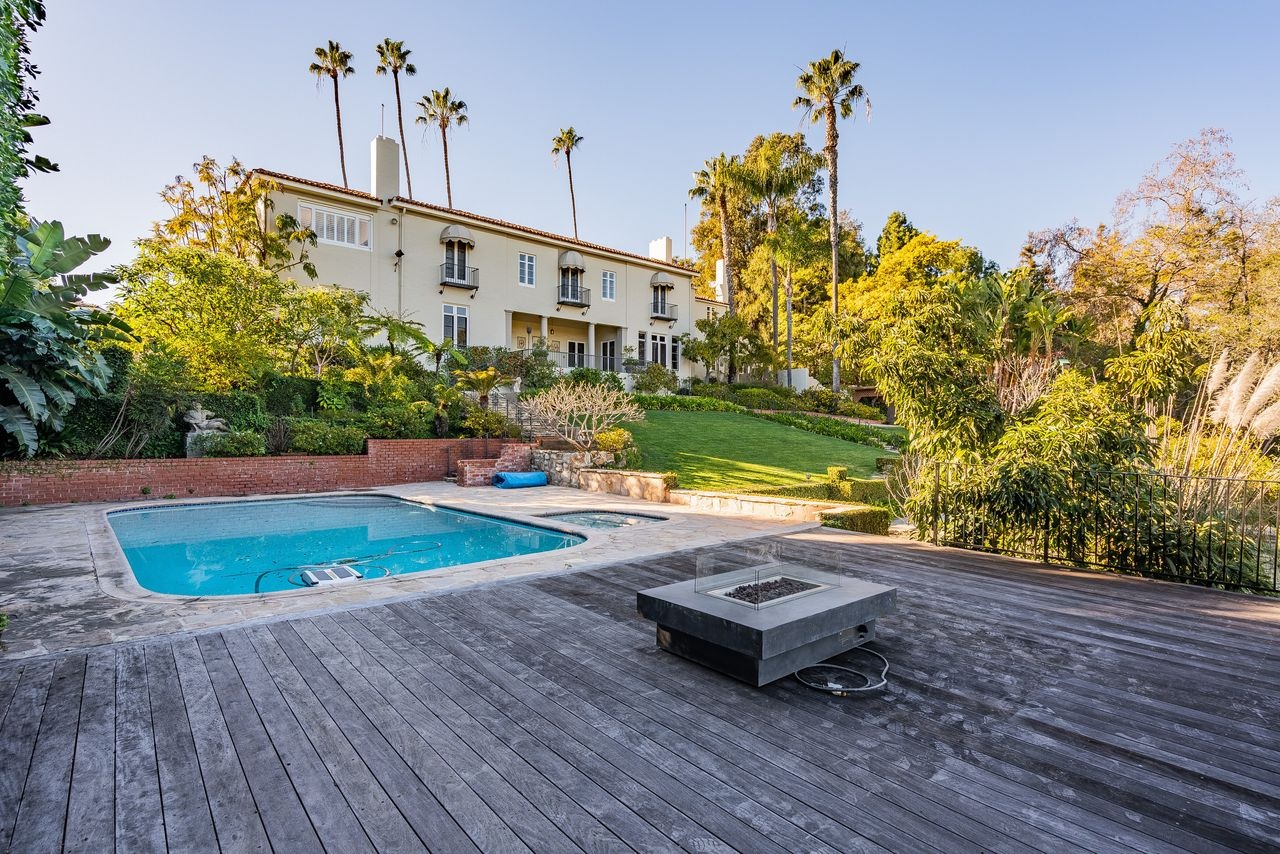 Can biet thu 'cuu' The Beatles khoi fan cuong trong tour luu dien hinh anh