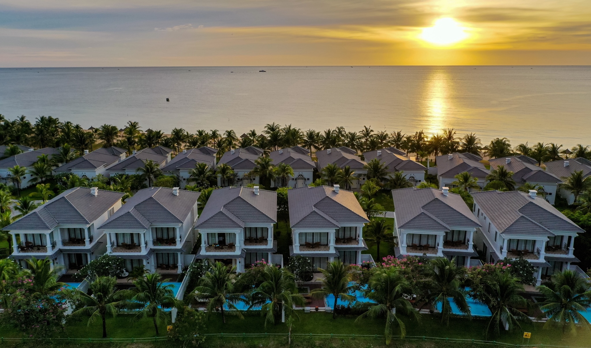 costa serena den phu quoc,  tau bien den dao anh 4