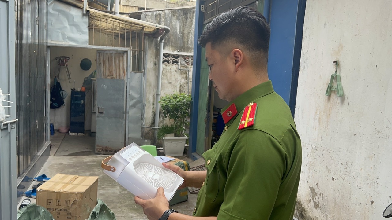 Thu giu luong lon quat tich dien khong ro nguon goc hinh anh