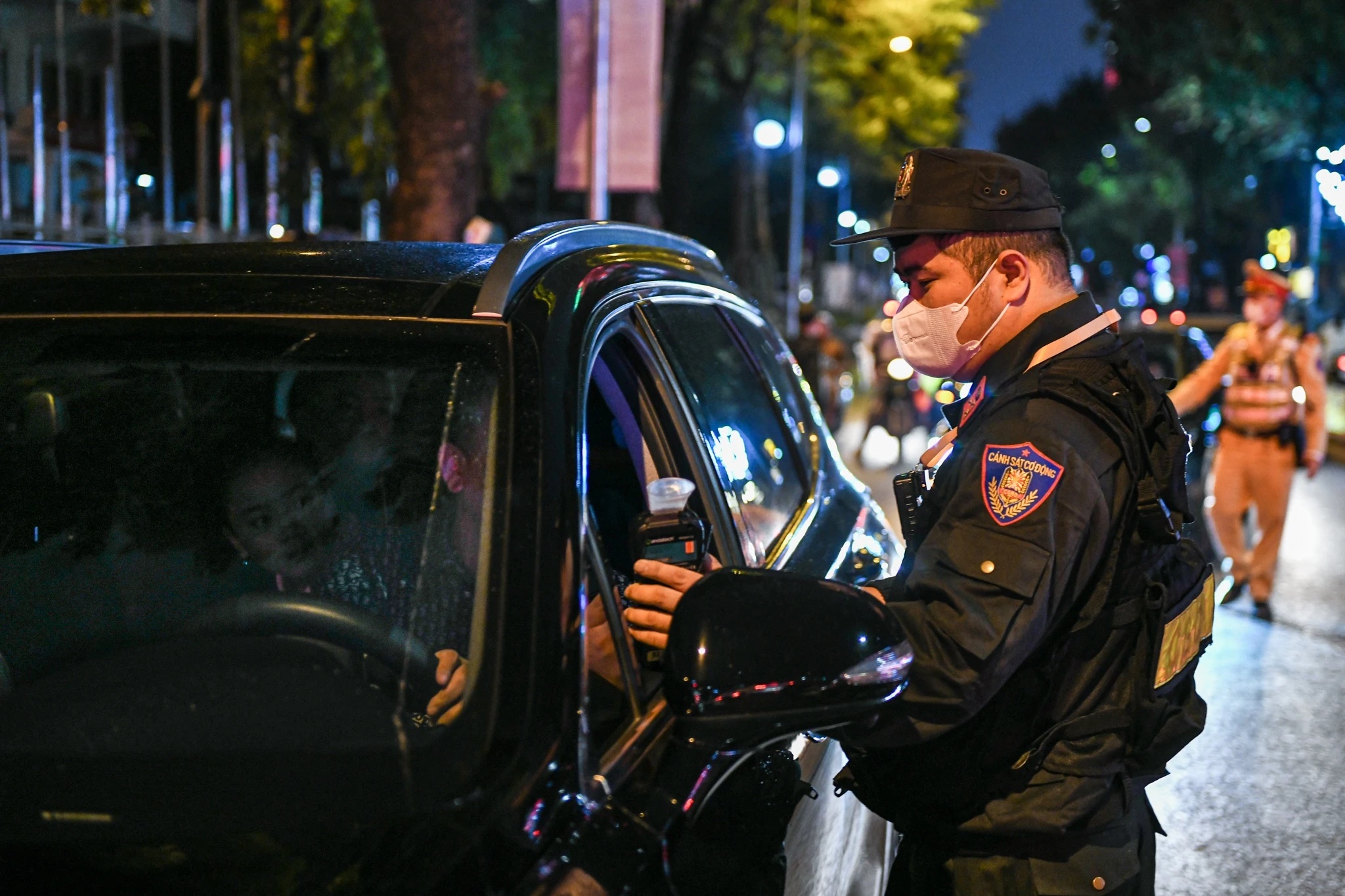 Nhu cau lai xe ho, dua nguoi say ve nha tang dot bien dip cuoi nam hinh anh