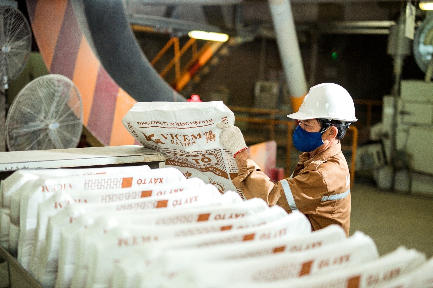 Loi nhuan cua nha san xuat xi mang lon nhat mien Nam cham day 10 nam hinh anh