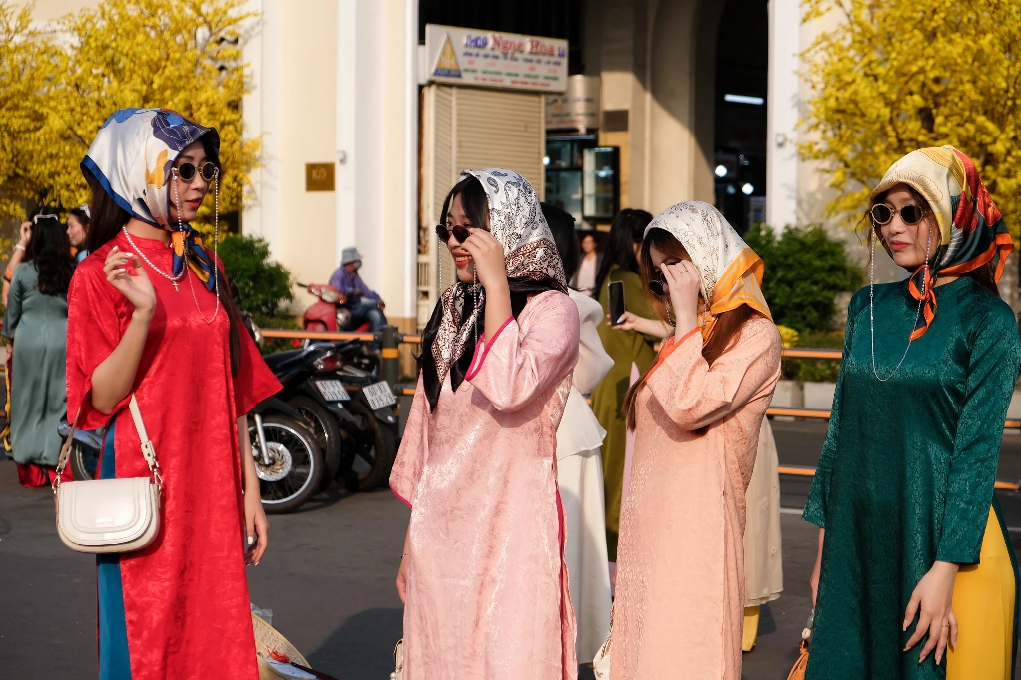 Nguoi Viet chi gan 42 ty dong sam ao dai don Tet tren san TMDT hinh anh