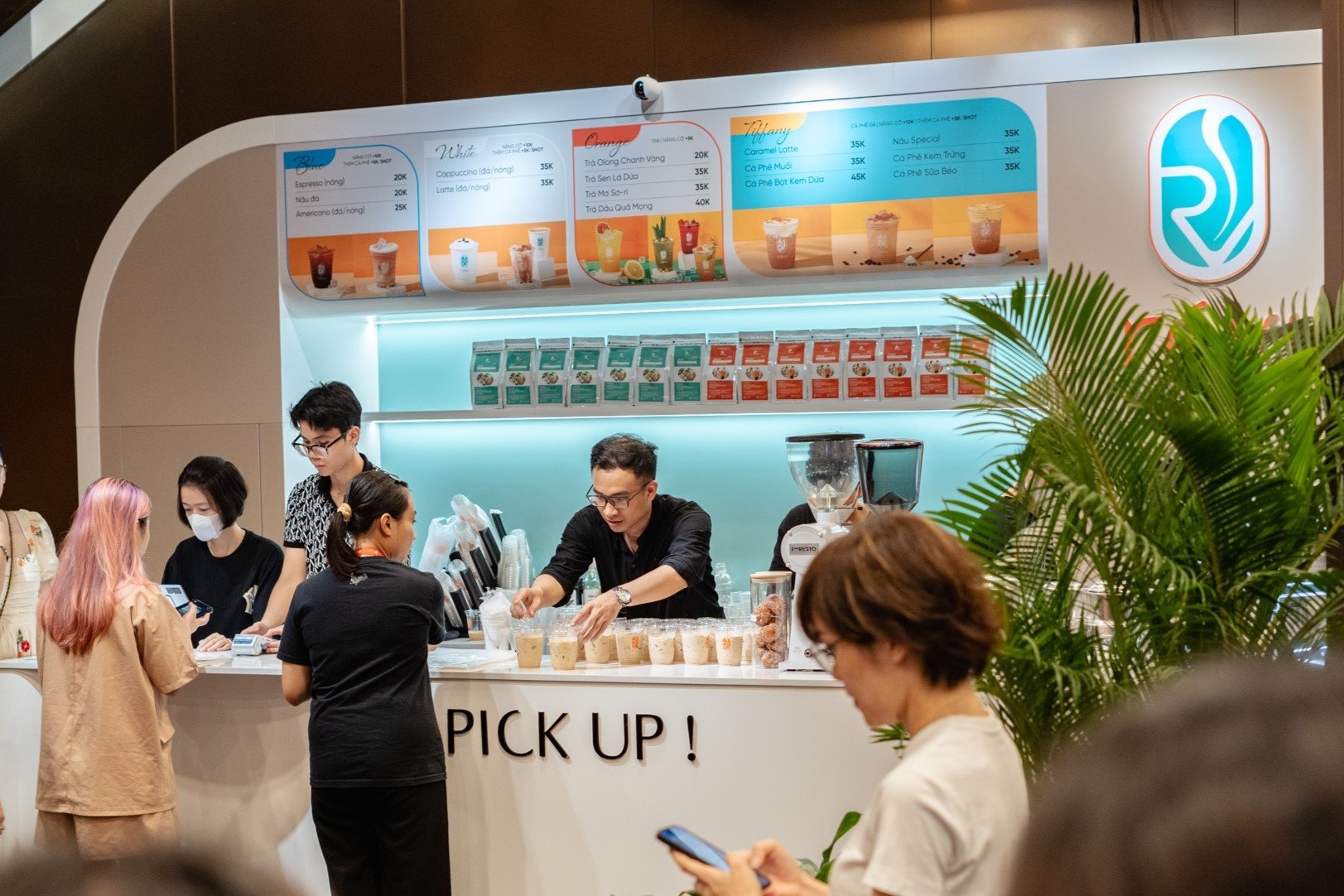 Cuu CEO GoViet mo hang loat quan ca phe tai chan cac toa nha lon hinh anh