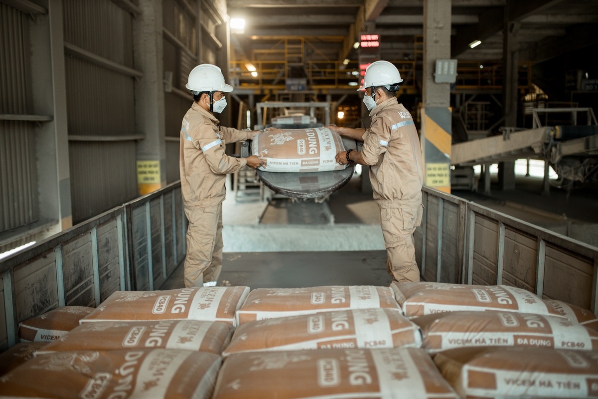 Nha san xuat xi mang lon nhat mien Nam chat vat tim loi nhuan hinh anh