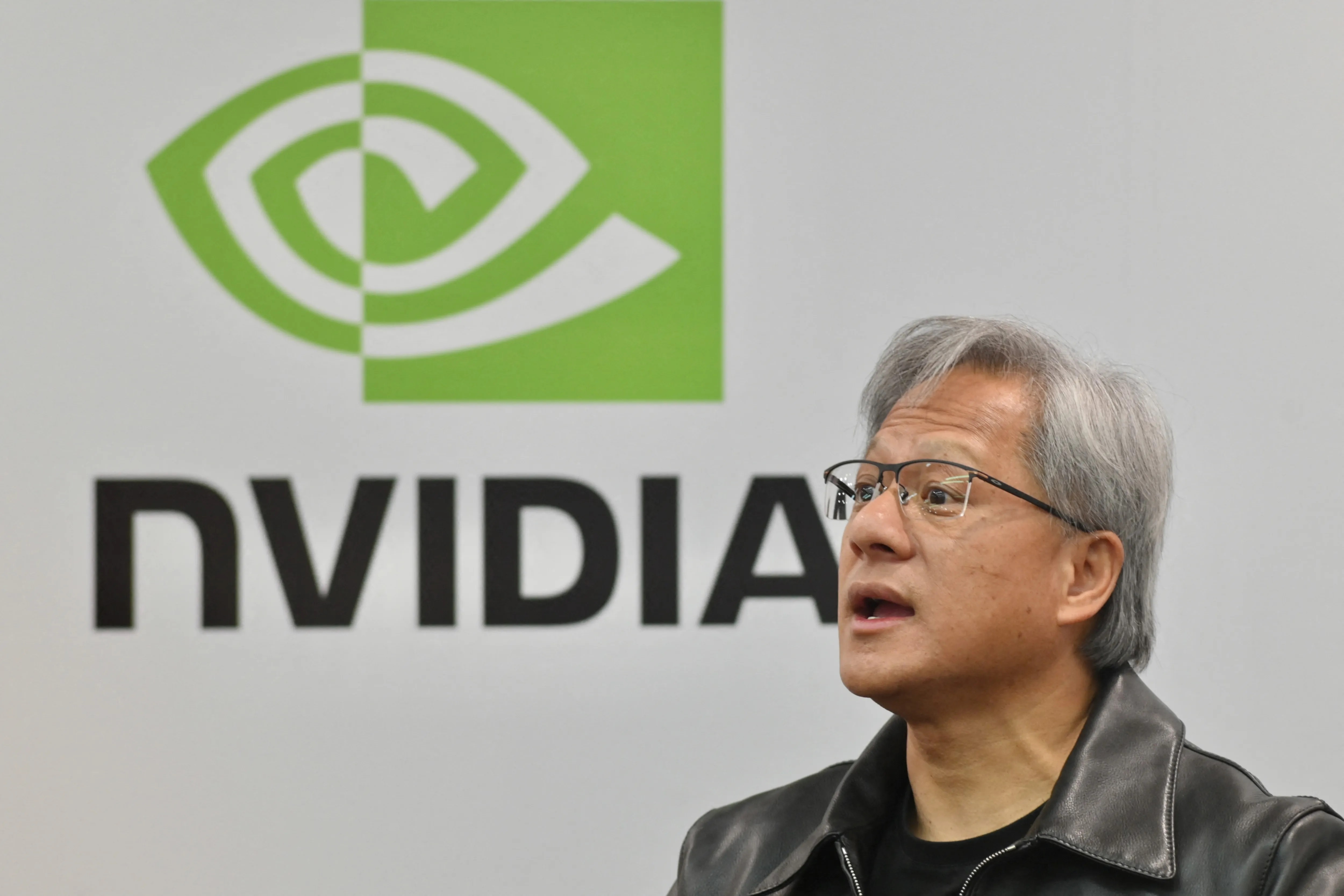 CEO Nvidia Jensen Huang mat hon 9 ty USD chi trong mot ngay hinh anh