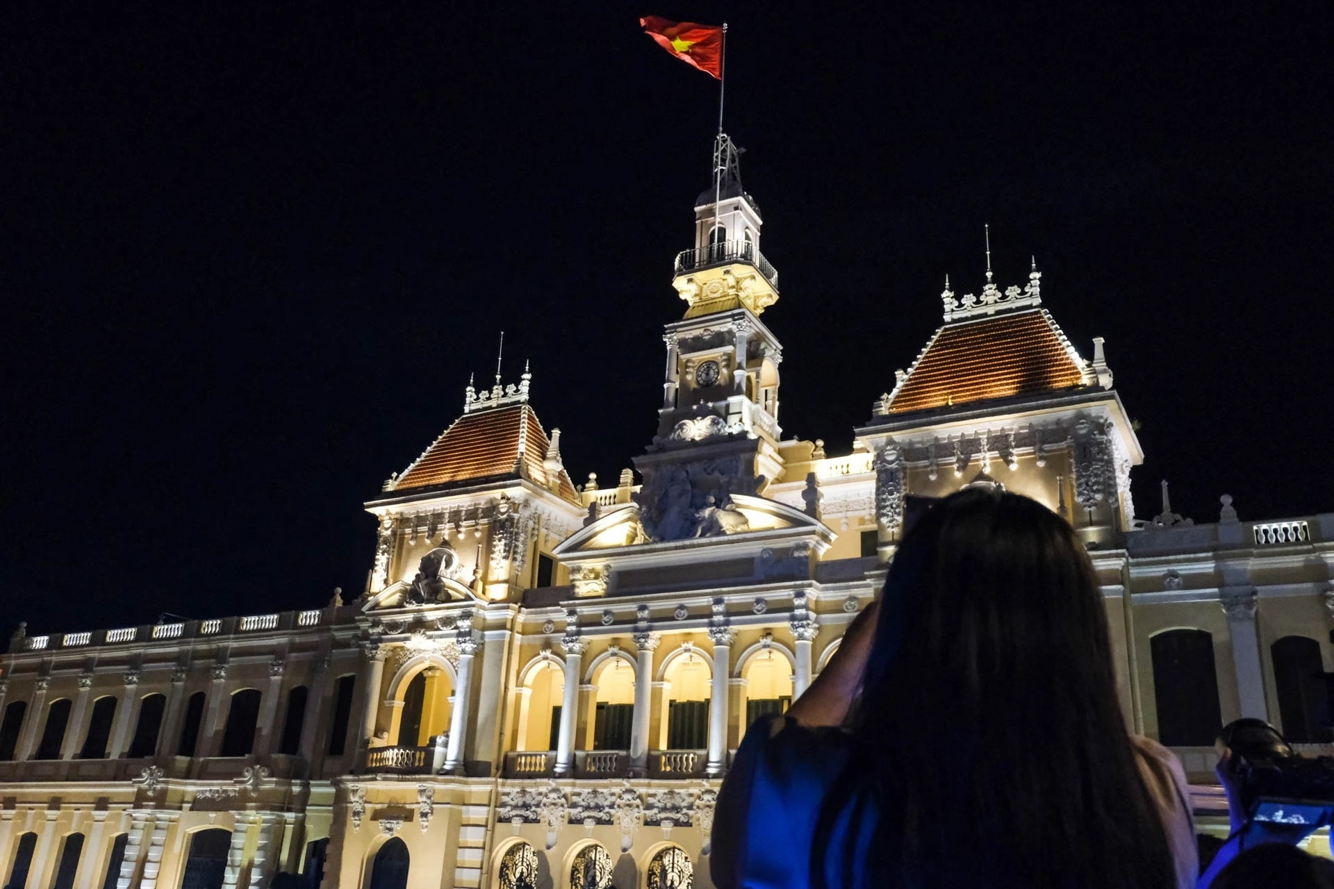 Bo truong VHTTDL: Da chon 12 tinh, thanh pho de phat trien du lich dem hinh anh