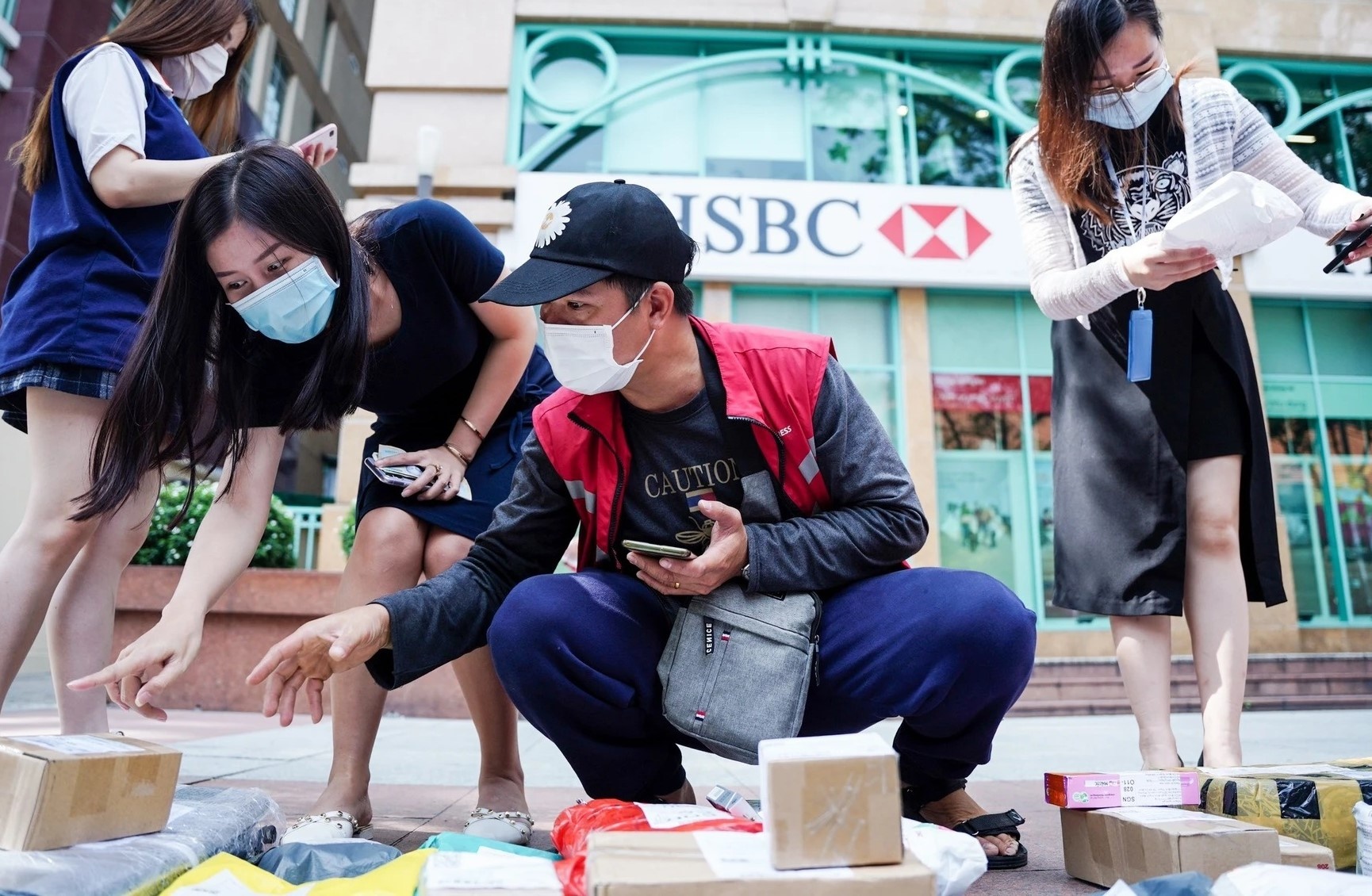 De xuat mien thue hang duoi 2 trieu dong nhap qua thuong mai dien tu hinh anh