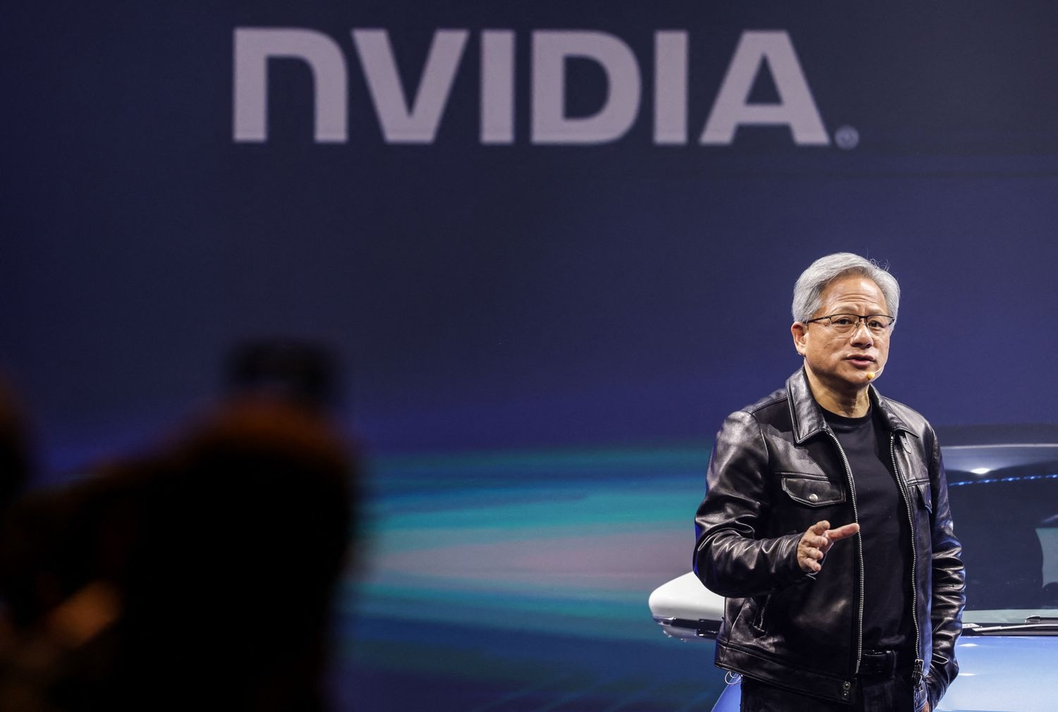 Nvidia vuot Apple, Microsoft, thanh cong ty gia tri nhat the gioi hinh anh