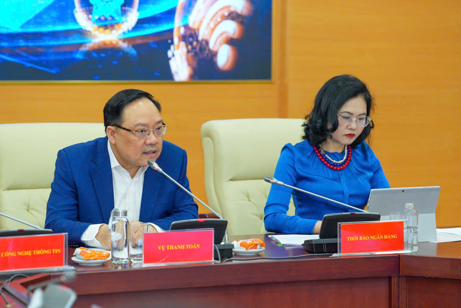 giao dich ngan hang,  lua dao anh 1