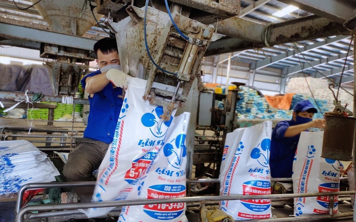 Doanh nghiep phan bon lai lon, co phieu tang gap doi sau nua nam hinh anh