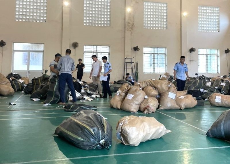 Phat hien kho hang chua 23.000 do thoi trang nhai Gucci, Hermes hinh anh