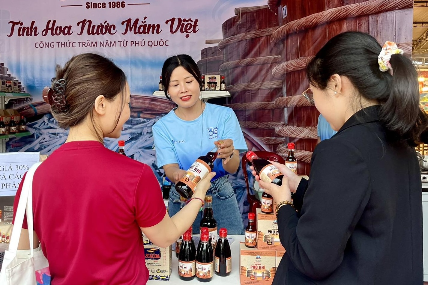 Hang tieu dung truyen thong Viet ket noi the gioi hinh anh