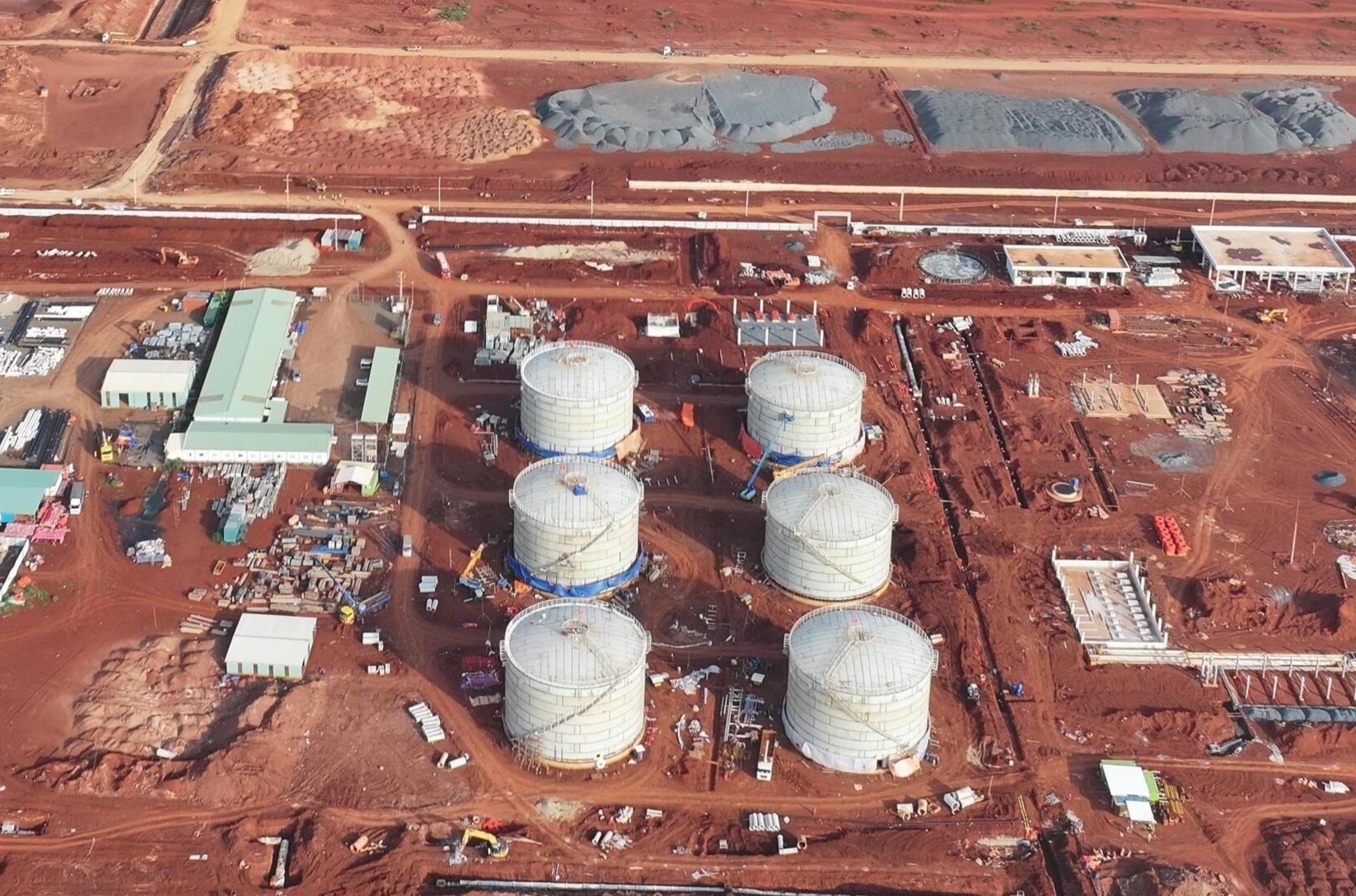 Can canh bon chua nhien lieu san bay Long Thanh tang toc ve dich hinh anh