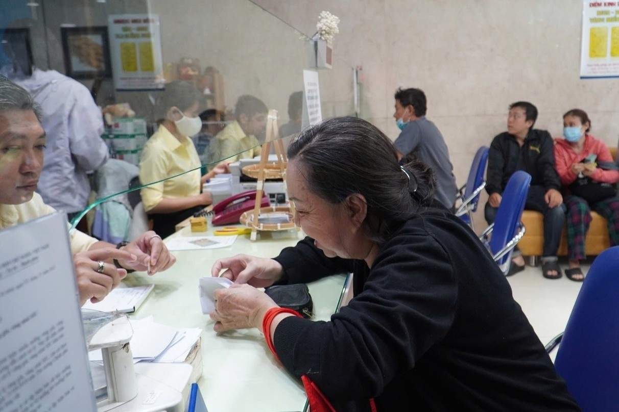 Nguoi dan chen chan 'vet' sach vang giua 'con bao' gia hinh anh