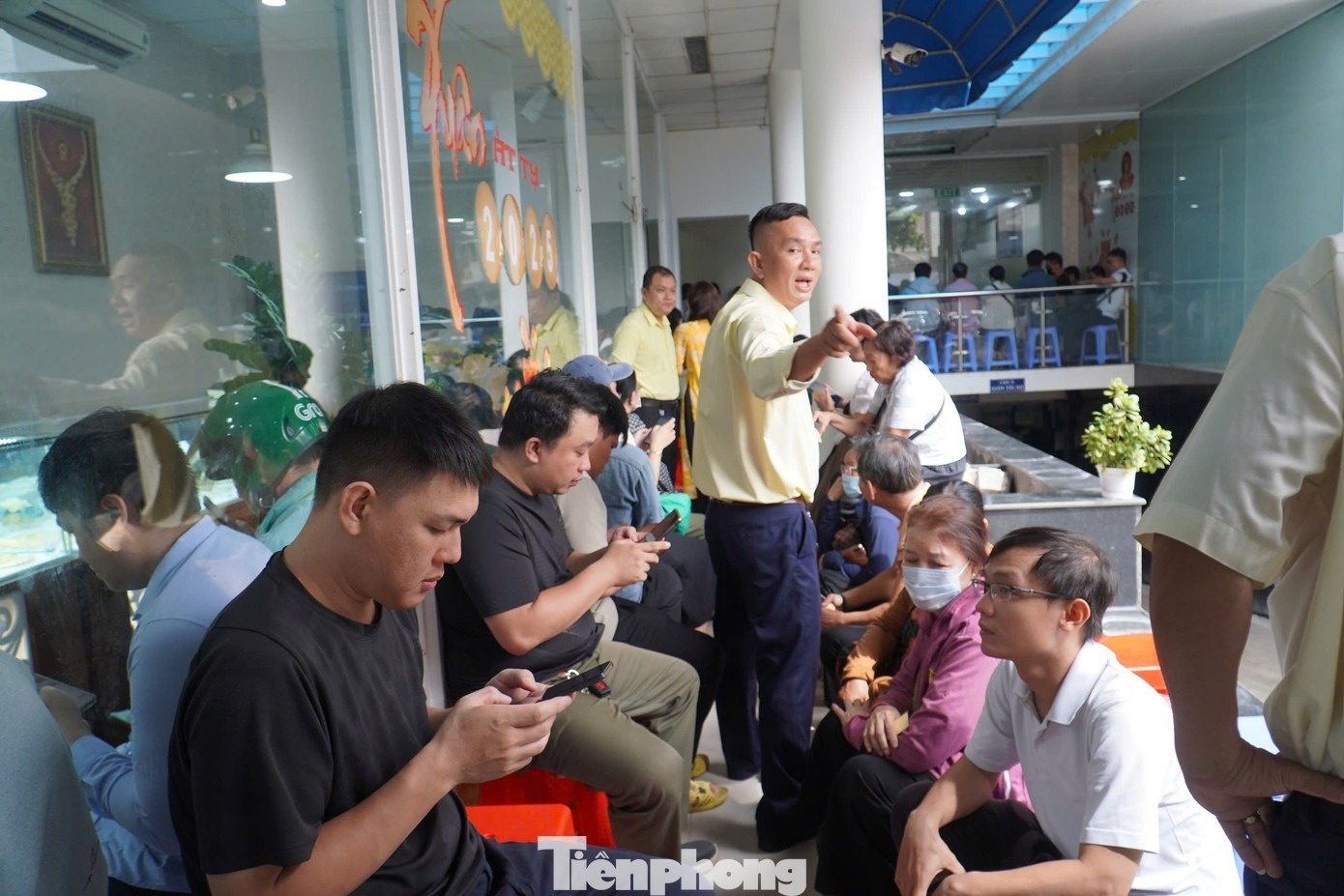 gia vang hom nay,  sot gia vang anh 4