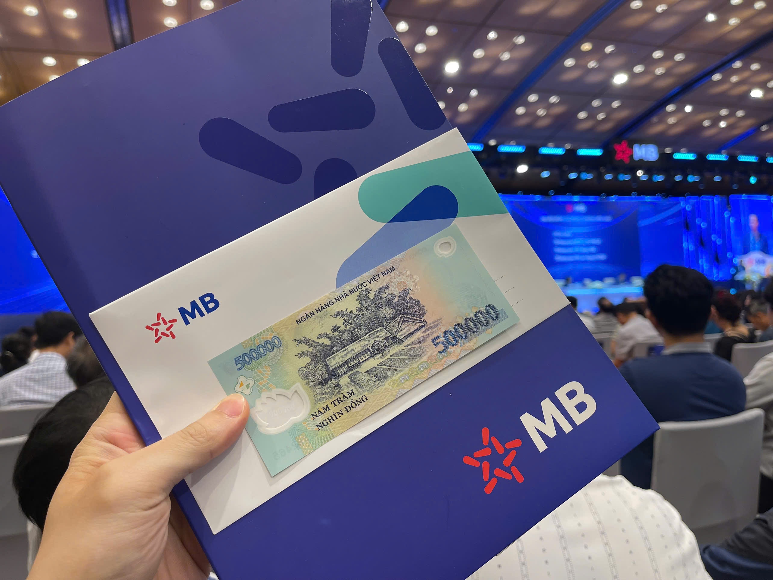 MB 'tri an' co dong du hop 500.000 dong/nguoi, hon 4.400 nguoi di hinh anh