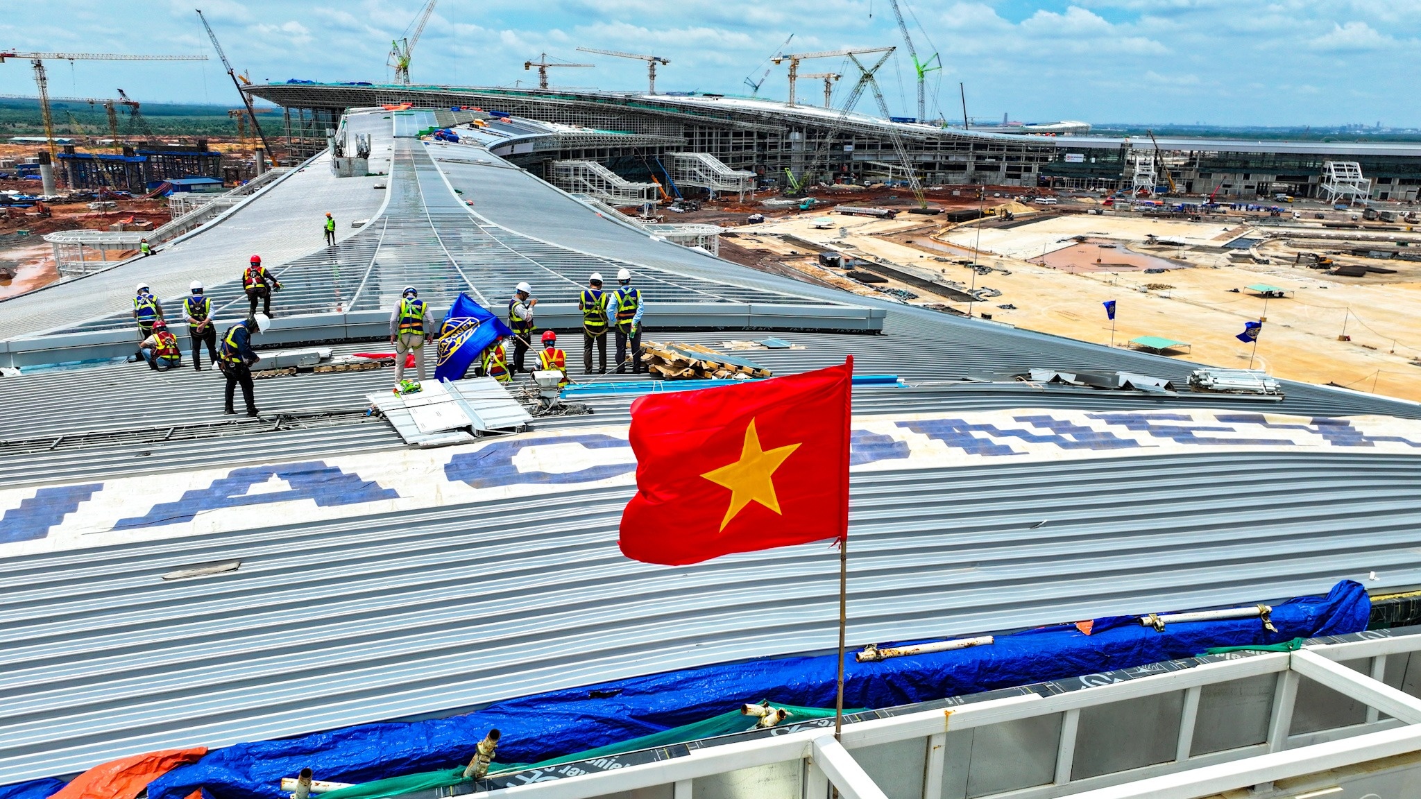 Gan 14.000 cong nhan xuyen le 2/9 thi cong san bay Long Thanh hinh anh