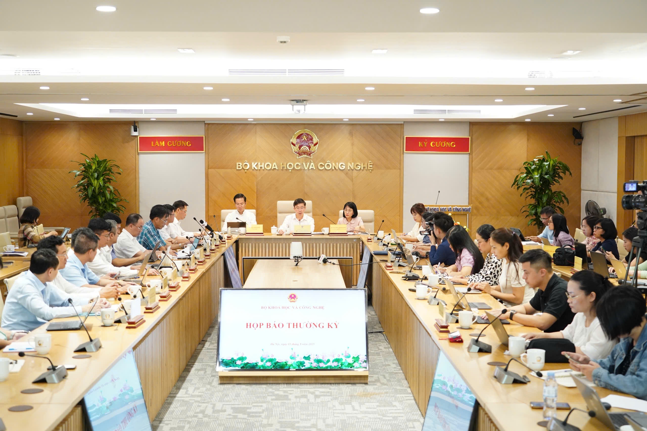 Starlink chua nop ho so xin phep trien khai dich vu Internet ve tinh hinh anh