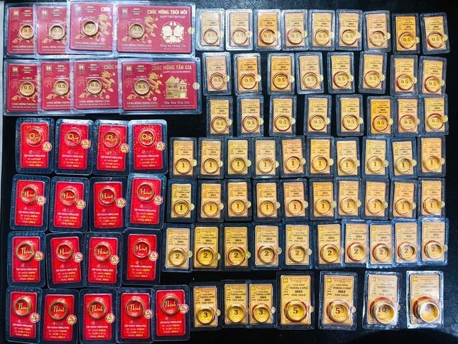 Dieu la lung dien ra ngoai tiem vang hinh anh