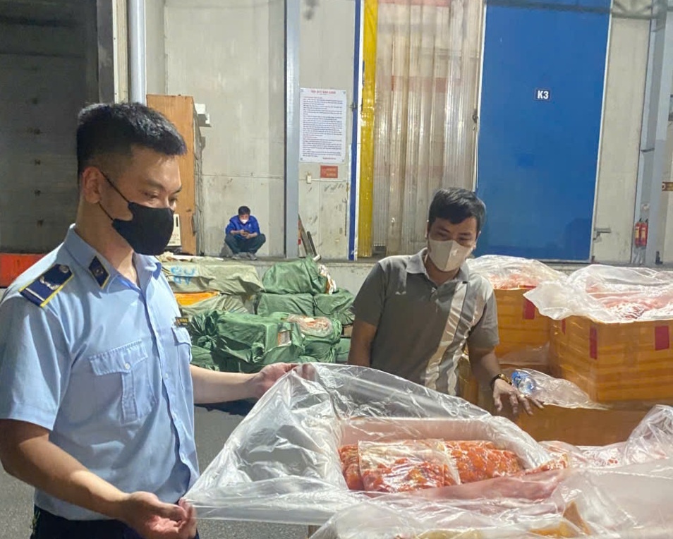 Phat hien kho dong lanh chua hon 7 tan noi tang khong ro nguon goc hinh anh