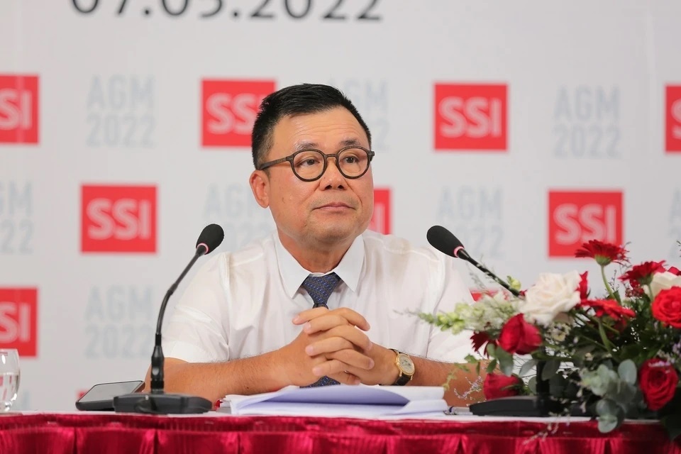 Con trai ong Nguyen Duy Hung ban sach co phieu SSI hinh anh