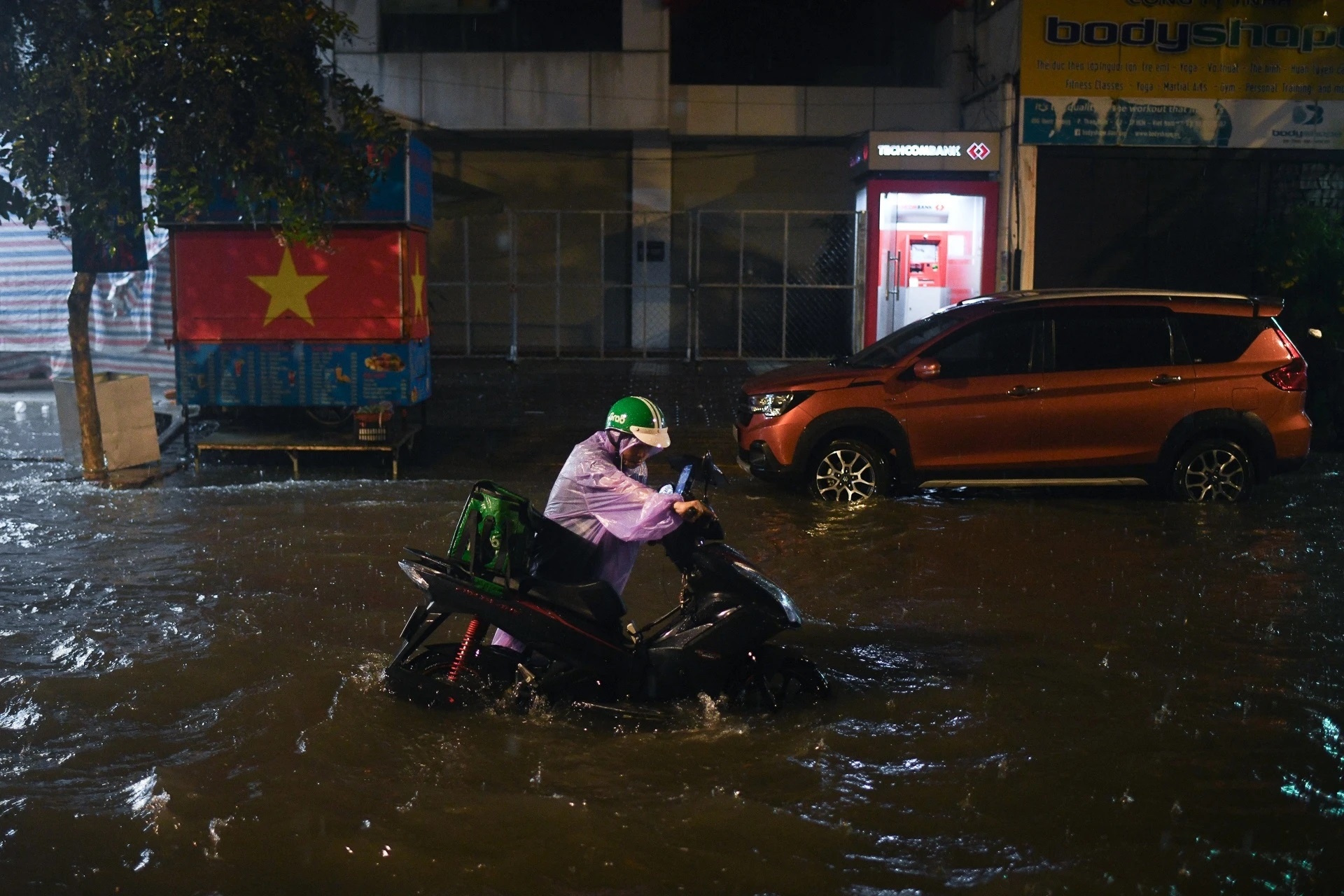 Grab, Xanh SM, ShopeeFood tam dung dich vu tai Ha Noi de tranh bao hinh anh