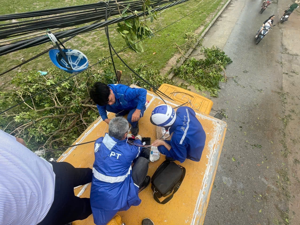 Nhieu khu vuc van mat song dien thoai vi bao Yagi hinh anh