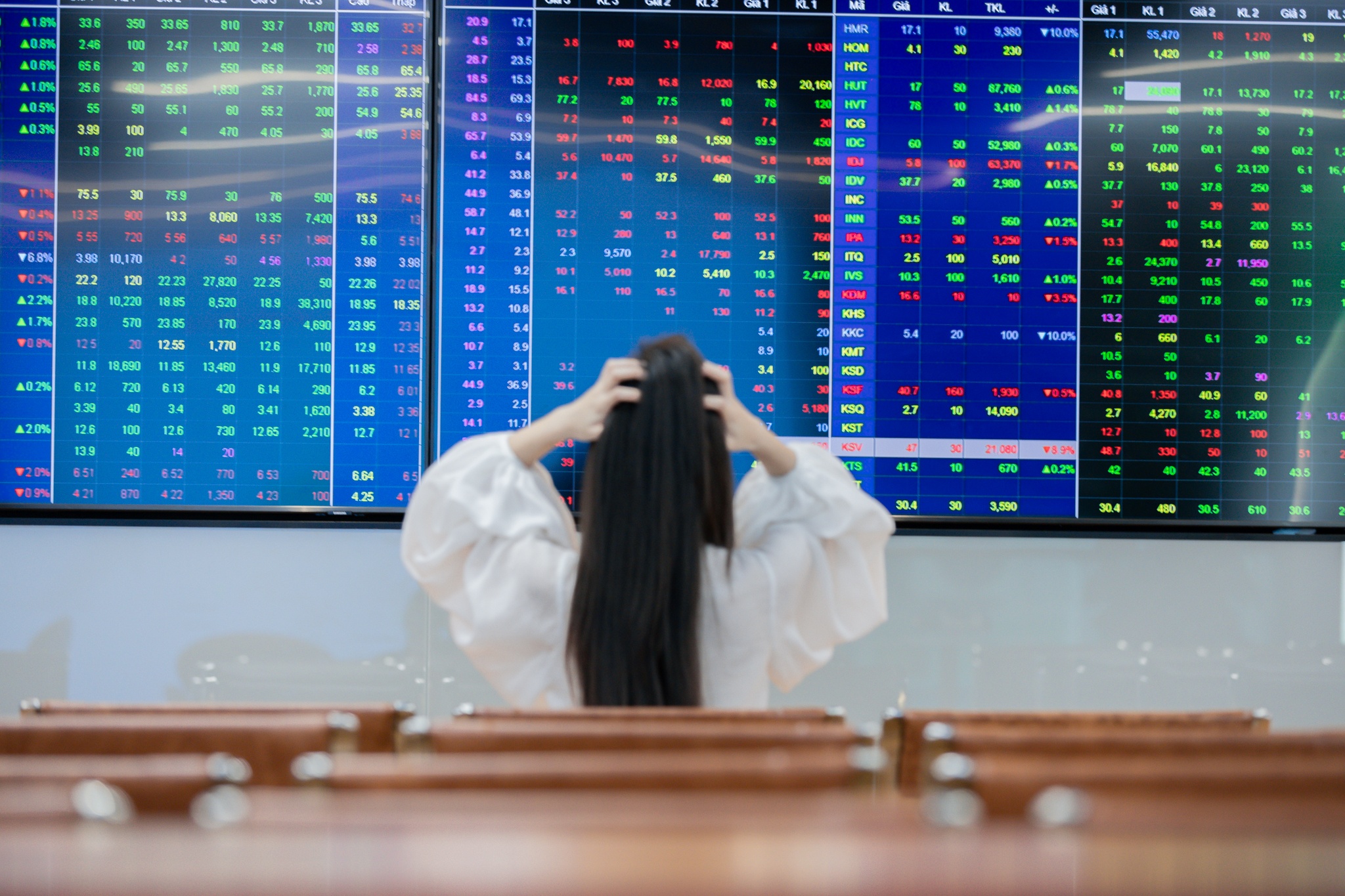 Khoi ngoai chot lai gan 2.500 ty trong ngay VN-Index thung 1.500 diem hinh anh