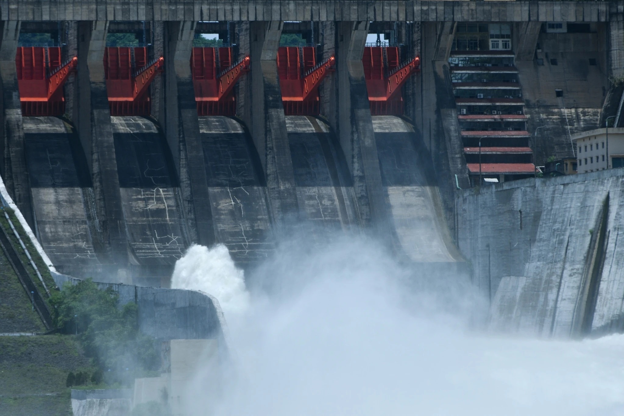 Thuy dien Hoa Binh dong toan bo cua xa lu hinh anh