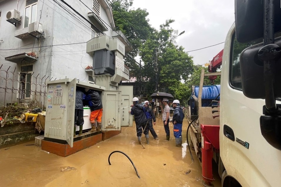 Nhieu noi o Thai Nguyen, Yen Bai, Lao Cai van chua co dien do nuoc lu hinh anh