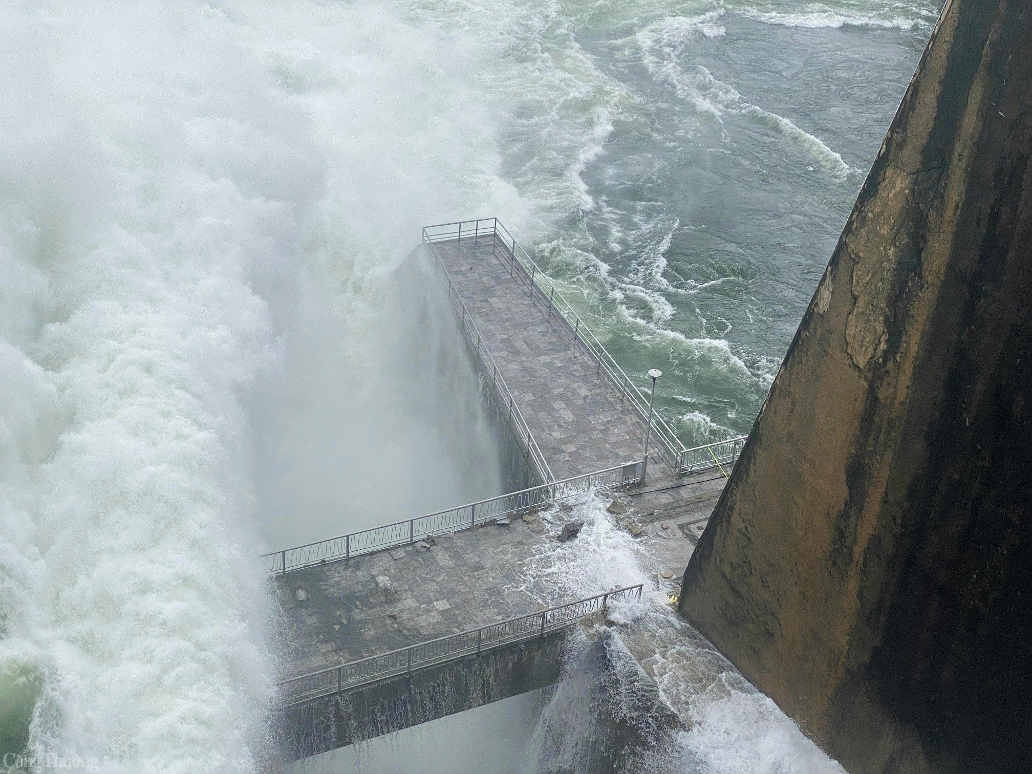 Sau Hoa Binh, thuy dien Son La, Lai Chau dong toan bo cua xa lu hinh anh