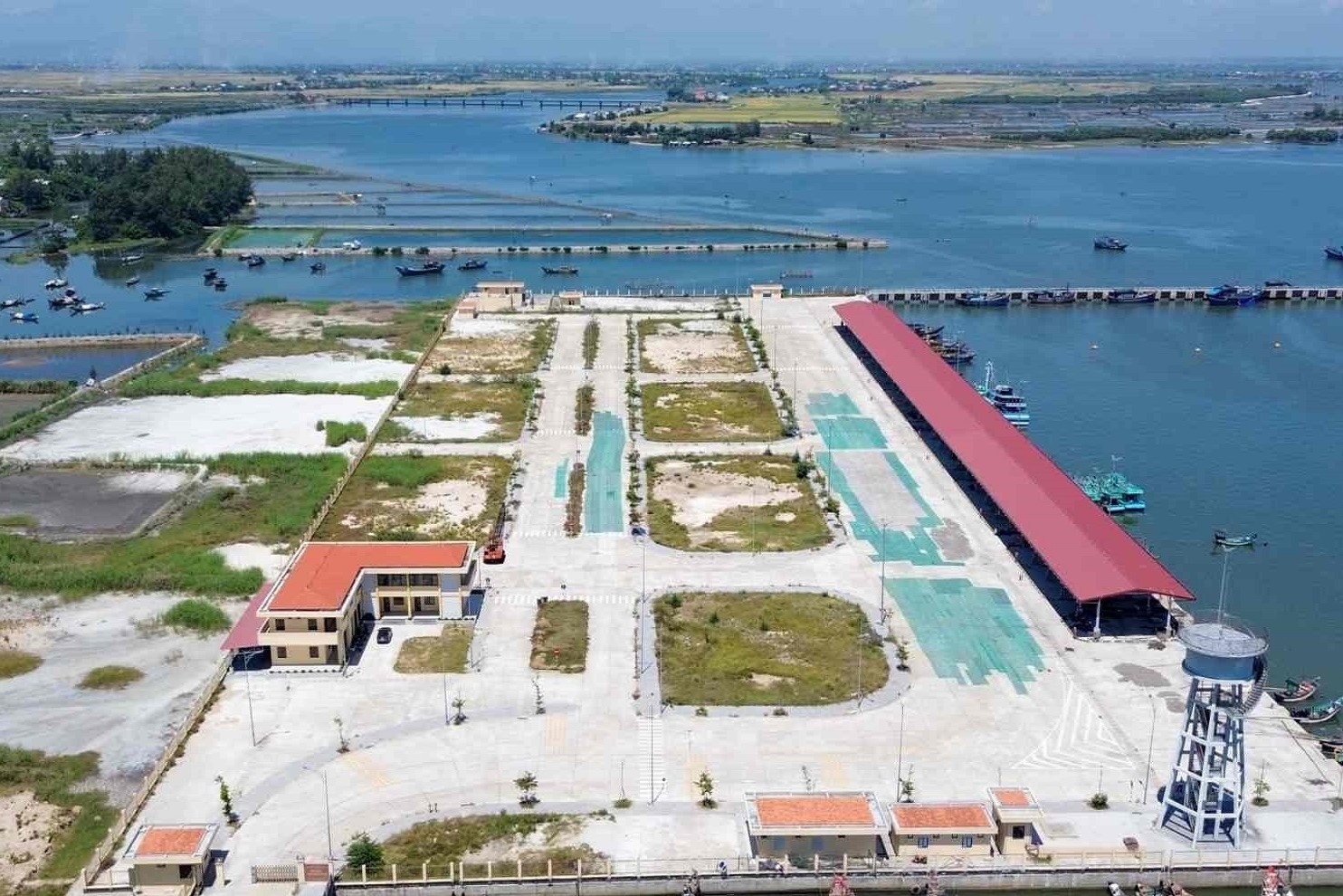 Cang ca hon 200 ty xay xong roi bo khong, lo ly do khong ngo hinh anh