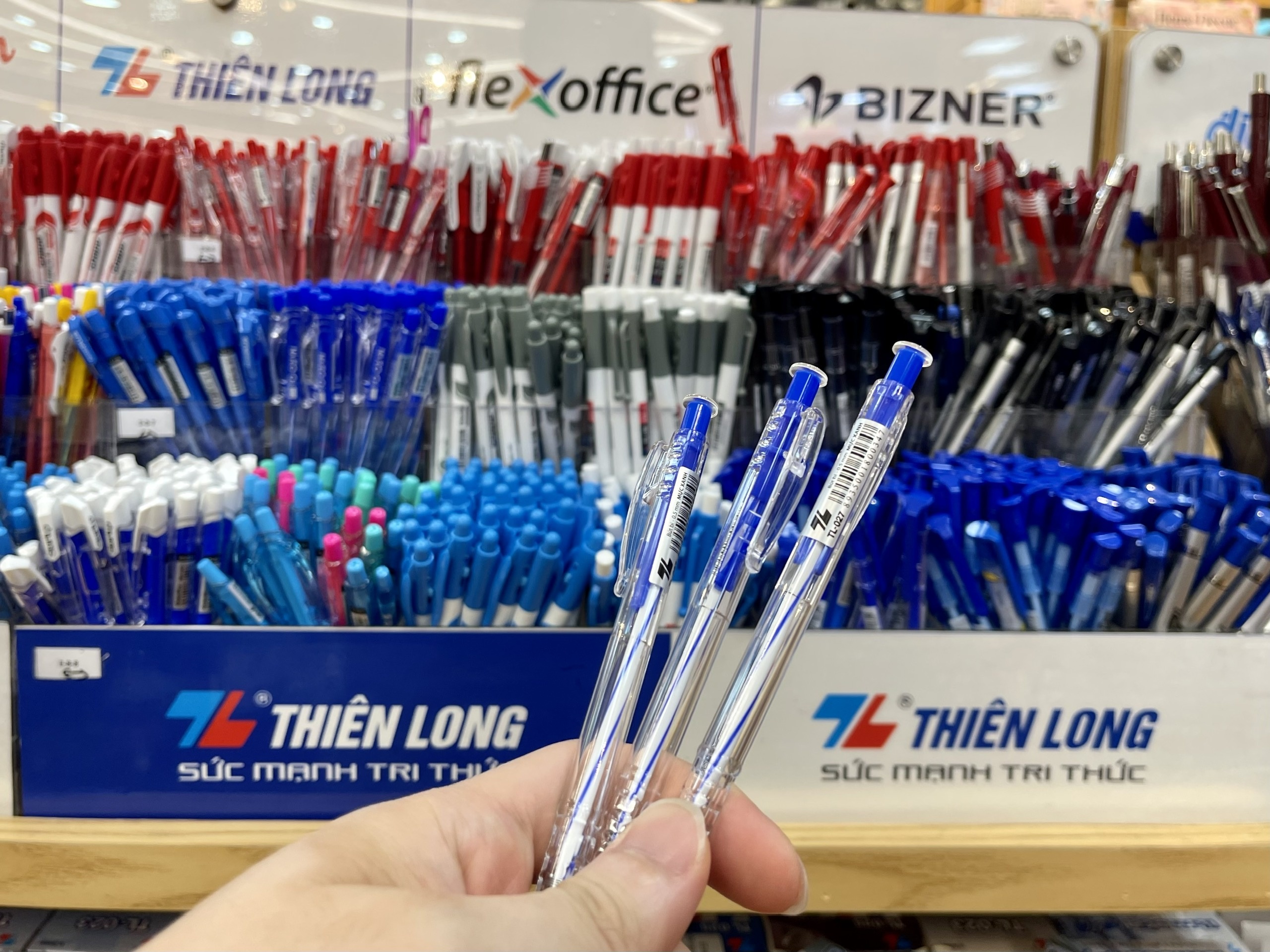 Co phieu hang but bi tang manh sau khi mua lai chuoi nha sach hinh anh