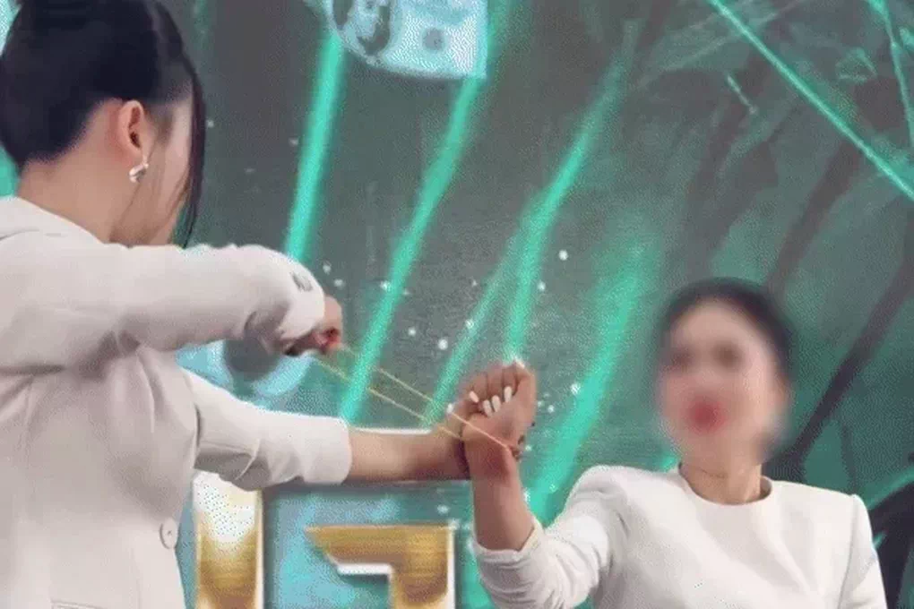 Rui ro tu cac nhom da cap 'ban day chun' vao tay nhan vien hinh anh