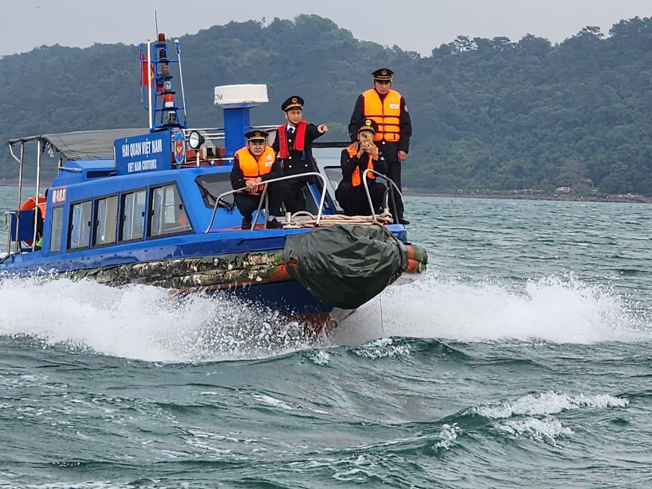 Ngan 1 ty USD hang lau tran qua bien gioi hinh anh