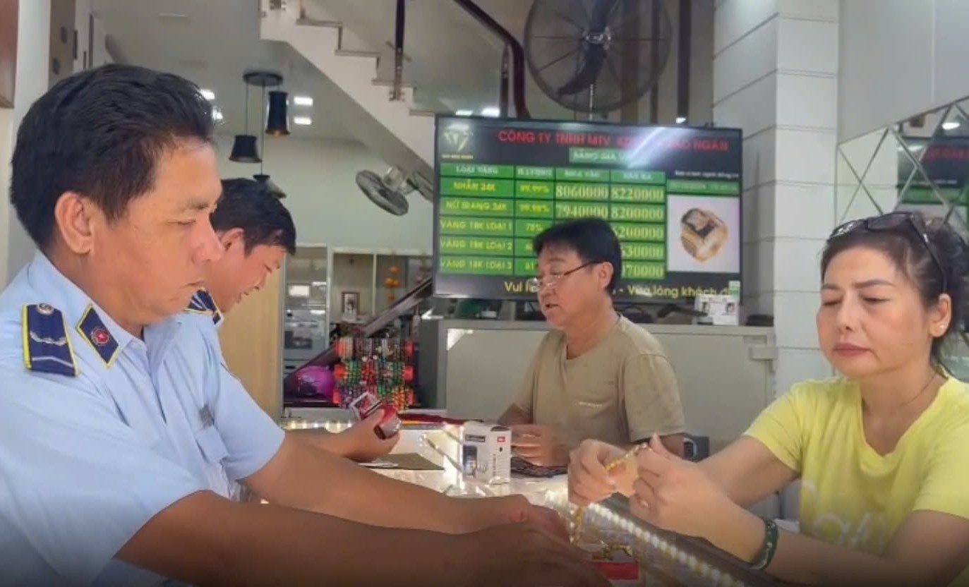 Phat nang 2 doanh nghiep ban vang khong ro nguon goc tren TikTok hinh anh