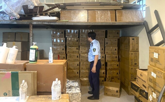 Phat hien hon 3.000 my pham nhap lau tu Trung Quoc tai Da Nang hinh anh