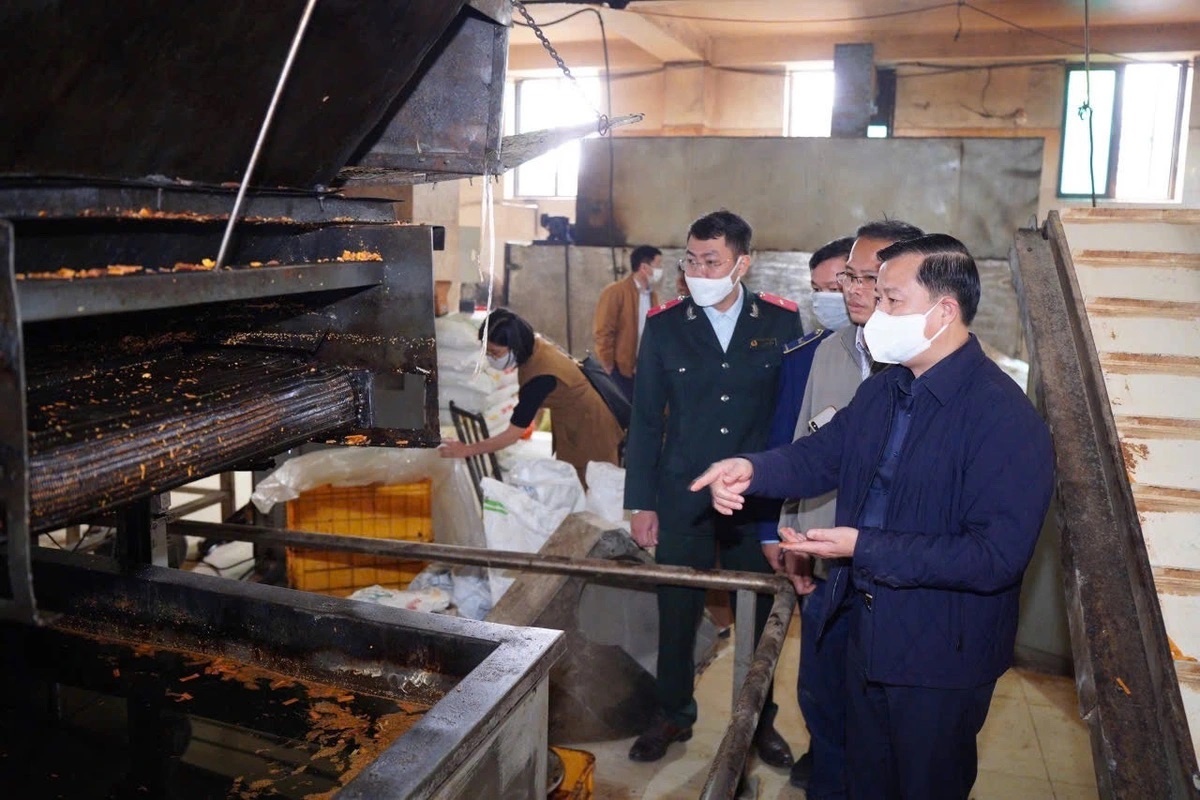 Xuong bim bim bay nguyen lieu duoi dat, chuot chet ngay khu san xuat hinh anh