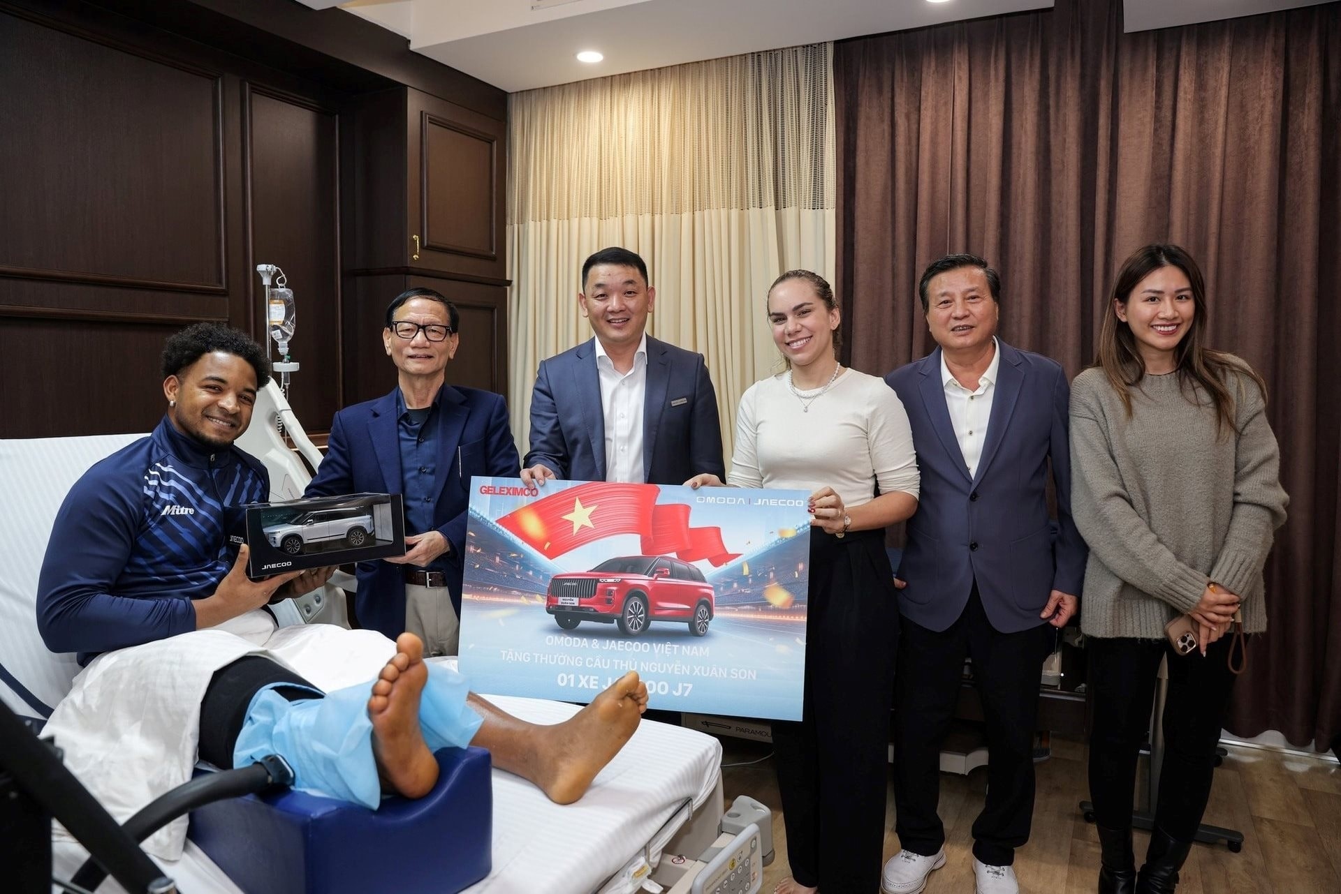 Dai gia tang oto cho Xuan Son la ai? hinh anh