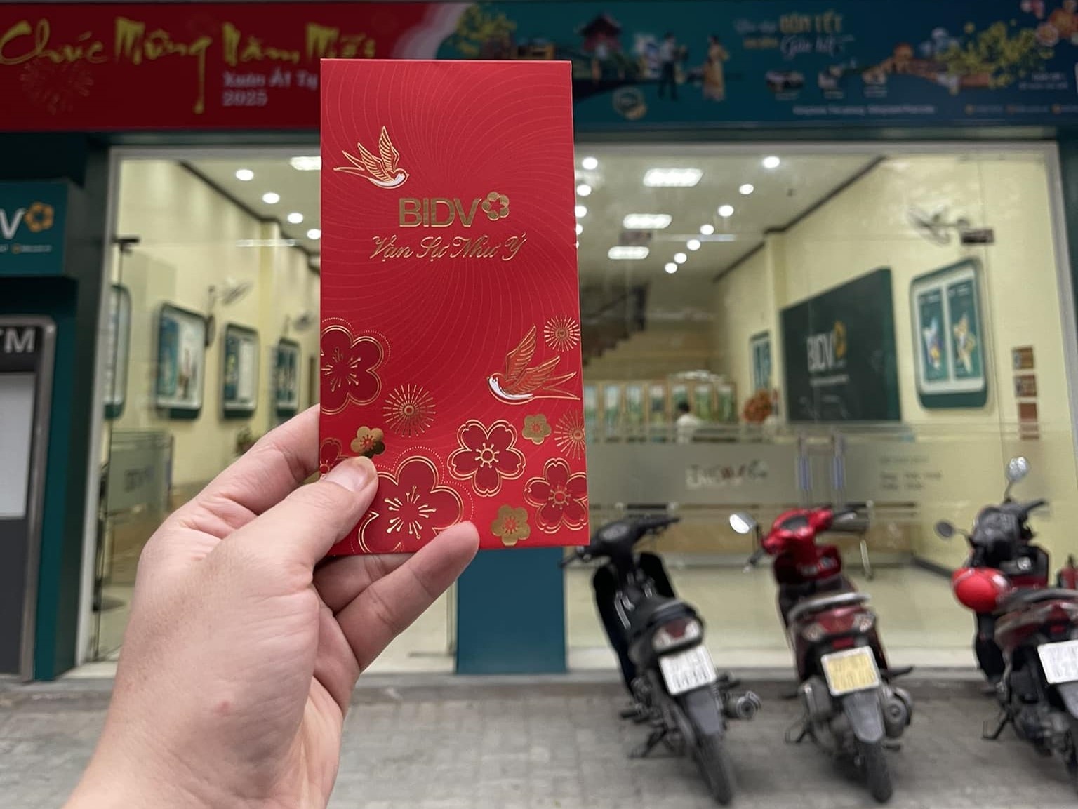 Khach 'san' li xi tien mat ngan hang dau nam hinh anh