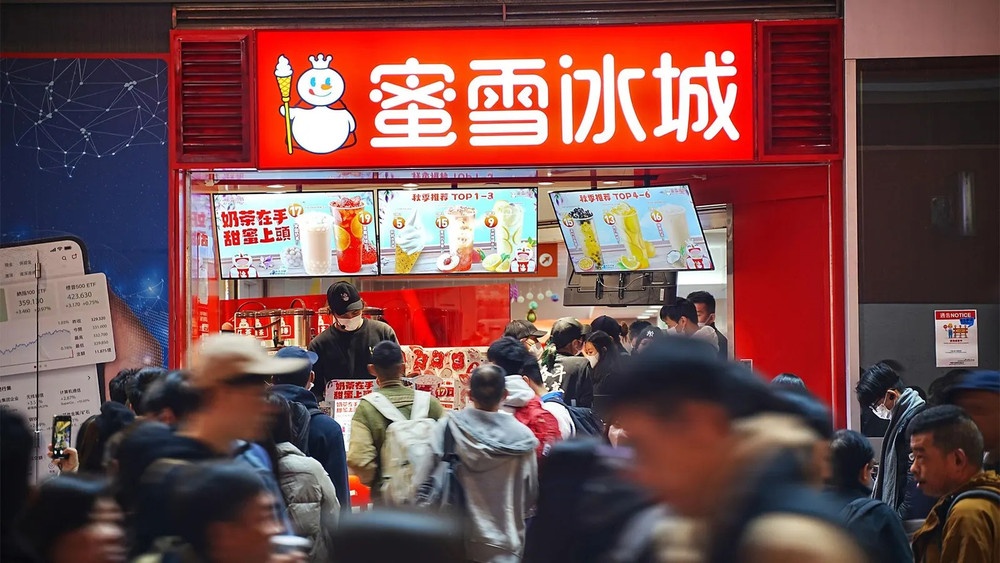 Ban tra sua 1 USD, 2 anh em sang lap Mixue giau hon cuu CEO Starbucks hinh anh