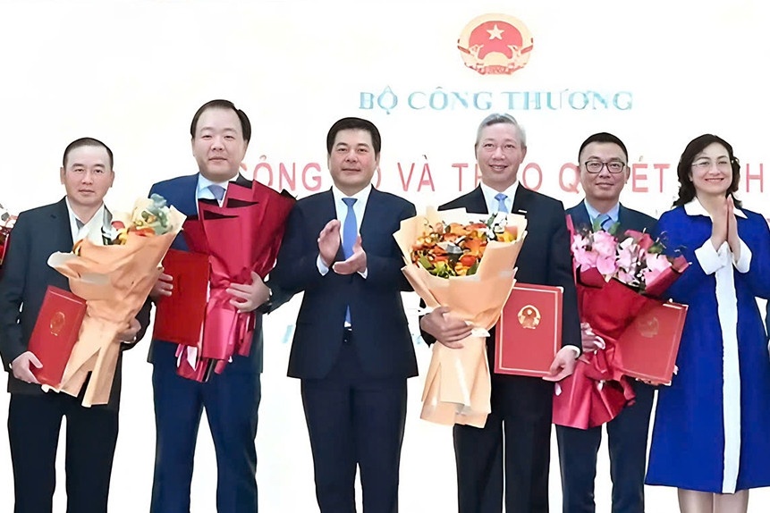 Sau tinh gon, Bo Cong Thuong bo nhiem hang loat cuc truong, vu truong hinh anh