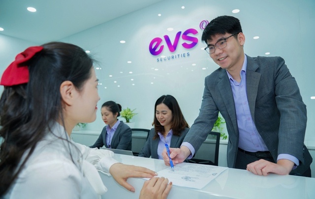 4 lanh dao cua mot cong ty chung khoan cung xin tu chuc hinh anh