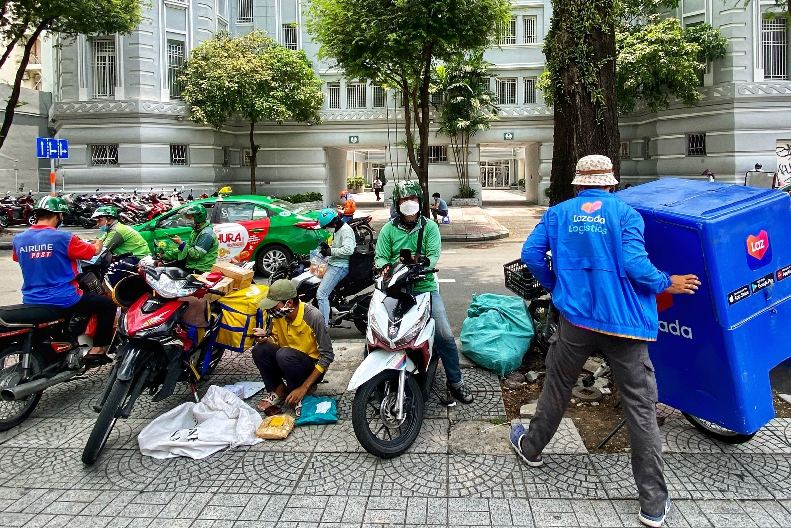 Nguoi Viet chi 7,8 ty USD mua hang online, shipper xuyen trua tra don hinh anh