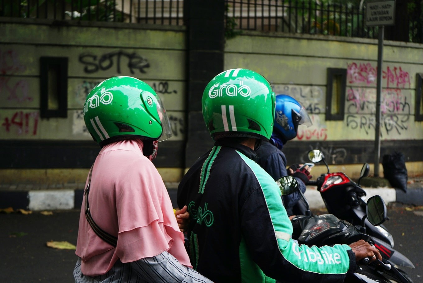 Reuters: Grab muon thau tom cong ty me Gojek ngay quy II hinh anh