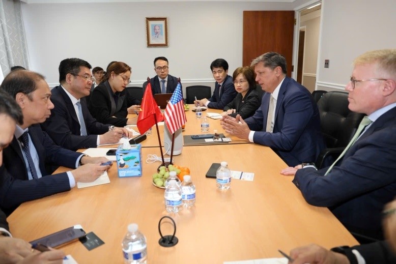 Bo truong Cong Thuong lam viec voi Google, SpaceX... hinh anh